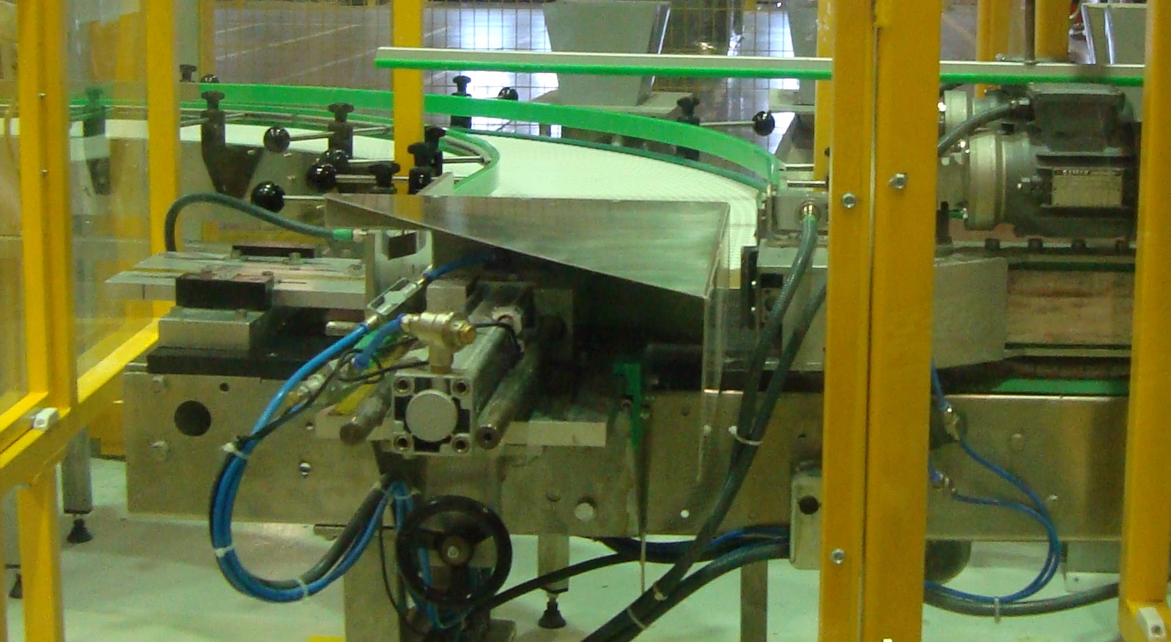 ERO Automatic Overlap Shrink Packaging - Areté Group Packaging Machinery and Conveyor Solutions